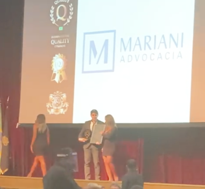 Dr. Luís Mariani recebendo premiação do Escritório Mariani Advocacia